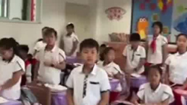 学生没带三角板被老师质问家里穷