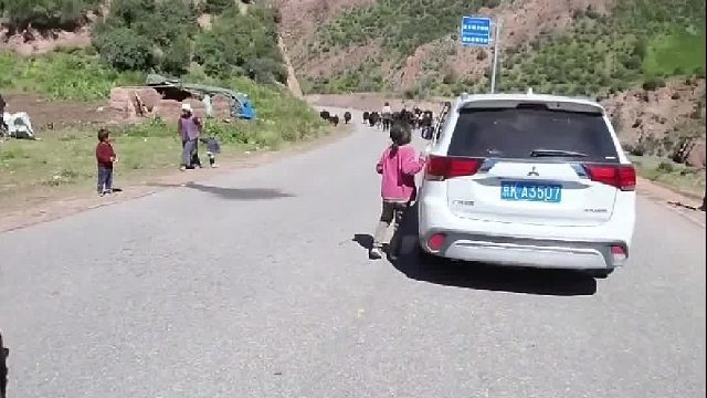 318川藏线上摩友偶遇小朋友上来就要吃的，网友称都是被惯的，你怎么看呢？