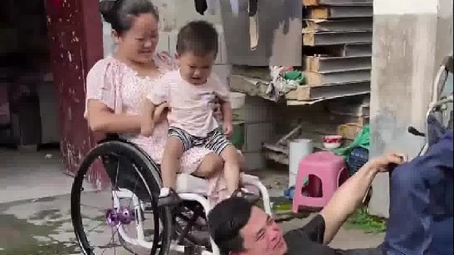 一对靠轮椅生活的90后夫妻共同孕育了一个儿子，生活太多不容易，愿越来越好