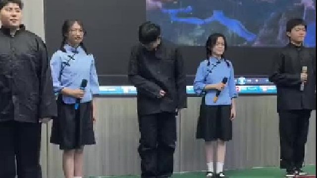 当你在台上朗读时，看了你台下的好朋友…..场面一度失控