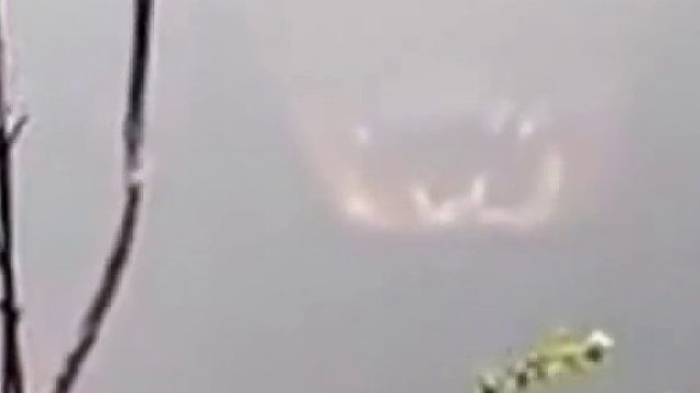 眼睛瞪大像铜铃