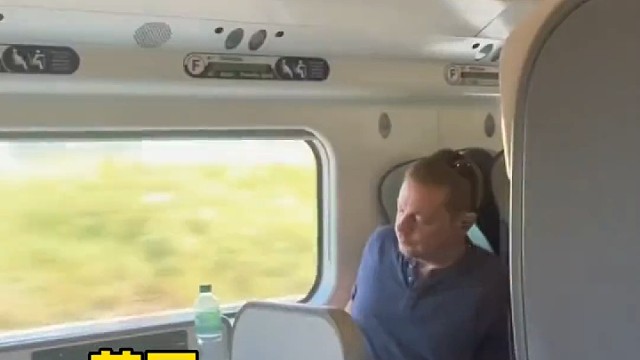 日本给英国制造的高铁列车，车厢漏水，自带“清洁”功能