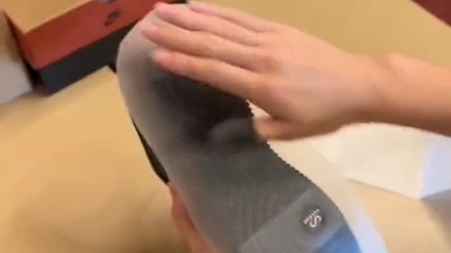 头一次见给鞋子贴膜的