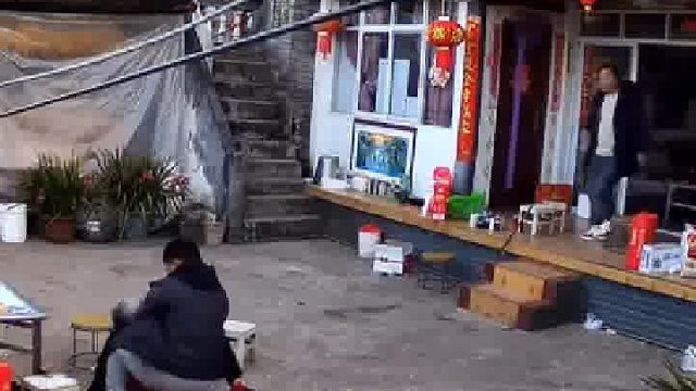 监控记录下老人去世的一幕，上一秒还在和家人聊天，下一秒天人两隔