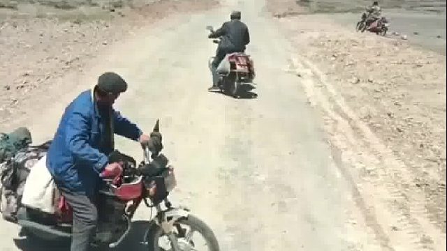 开了10公里被村民拦路要钱4次，当事人：啥手续没有 不给钱不让走