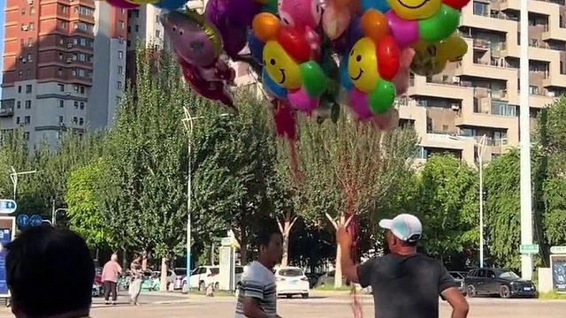 网友遇到两个卖气球的老板斗气，把手里的气球都放到了天空