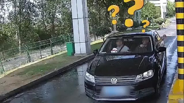 千万别大意慌乱之中误把油门当刹车，小车失控冲下护坡仰翻！