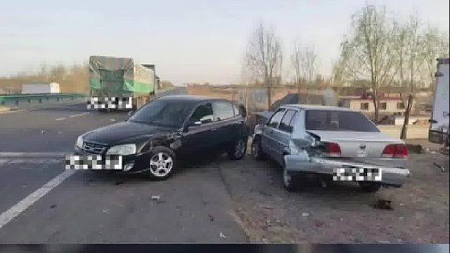 轿车汇入主路未观察让行，强行转弯与货车相撞！