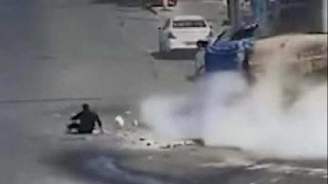 为避让闯红灯的电动车，货车司机这番操作太危险了！