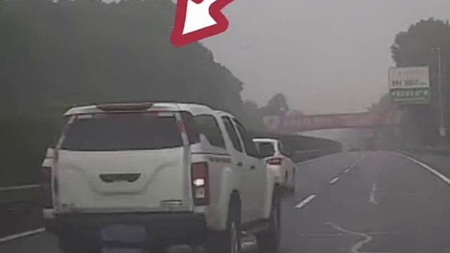 雨天不减速还超车？车辆瞬间失控撞护栏，旋转360度后又撞后车！