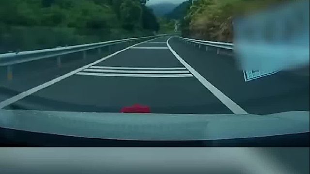 小车匝道行驶车速过快，刚提的新车“撞惨”了！