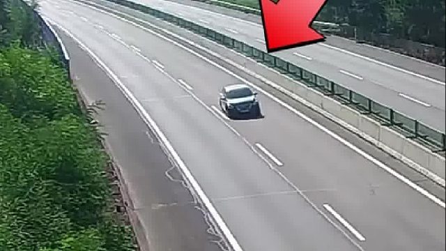 气囊爆开车撞环他干了啥？