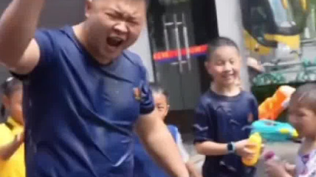 消防队开放日活动，小朋友遇到“玩不起”的消防员