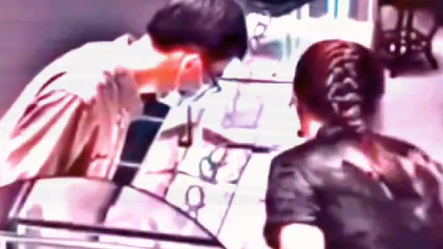 为女售货员点赞