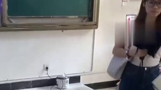 大学生把电饭锅拿到课堂煮饭，电饭锅：真的是冒饭了