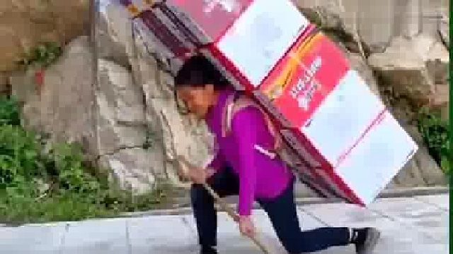 生活不易，65岁的阿姨背着21箱泡面上山