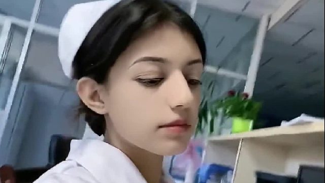 新疆护士女孩值班休息时发自拍，立体五官加上俊俏的容颜