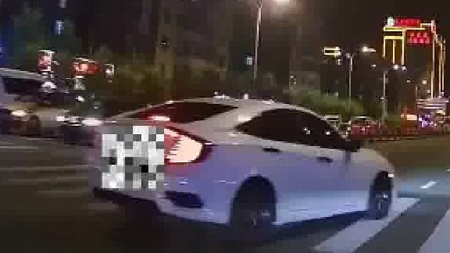 行人奔跑式过马路，小车紧急避让躲过一劫