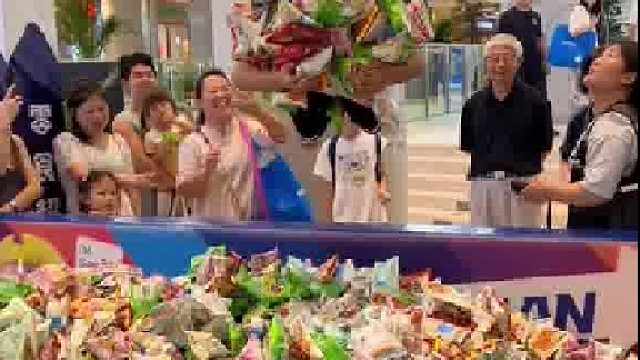 我见过最会抓零食的小孩，哈哈哈....光看着就感觉好开心啊