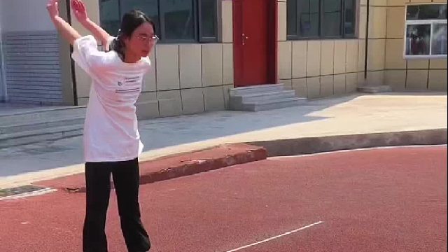 初中女生立定跳远接近2.35米，下面是技术动作详细分析