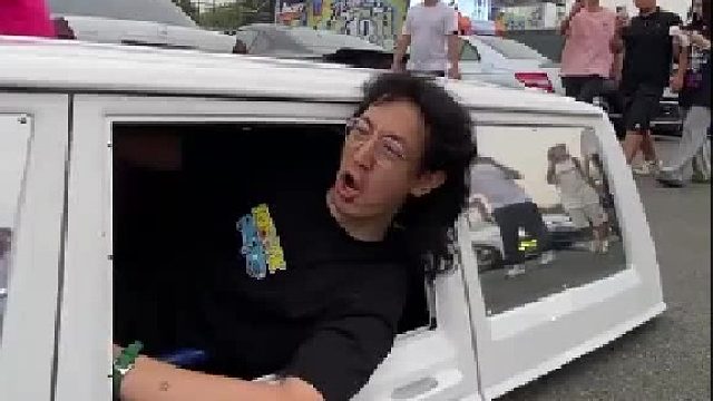 穿模了！我卡进了BUG里！！