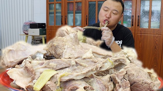 老丈人送阿强半只20多斤的小羊，阿强做顿内蒙手把羊肉，太过瘾啦