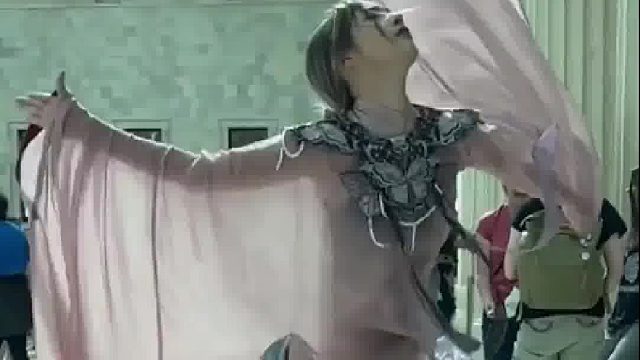 女大留学生在大英博物馆跳舞，身穿长衫云肩搭配马面裙