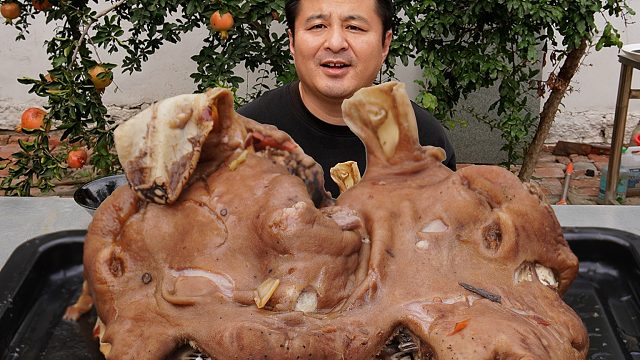 60元买来一个大羊头，做个“辣卤羊头”，啃羊头喝小酒，真不赖