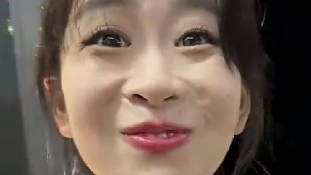 女友煎鸡蛋，给鸡蛋翻面翻不过来，男友一出手，女友忍不住笑了