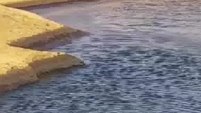 沙漠中石油汇聚成河