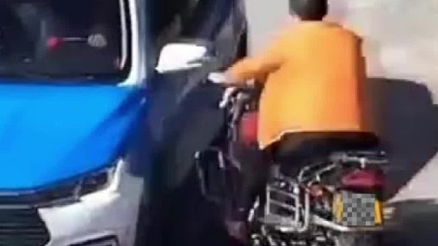 窄桥相逢“勇者胜"摩托车未靠右全责！