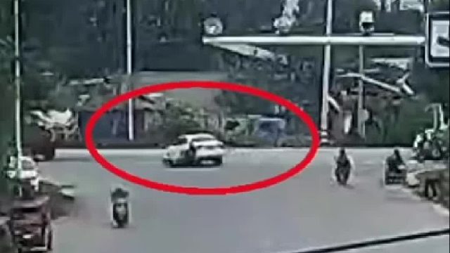 轿车路口转弯与电动自行车”不期而遇“