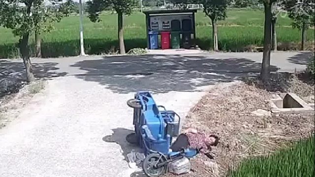 车辆侧翻老人摔倒，幸好他及时出手救助！