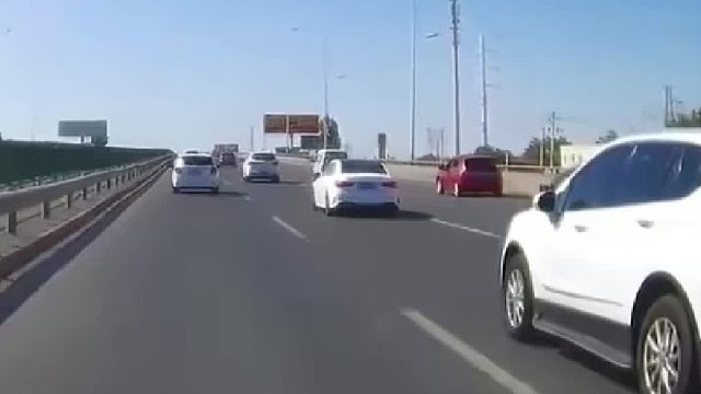 ”见缝插针“式超车结果失控了！