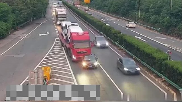 小车错过服务区任性变道，停路中间被货车追尾负全责！