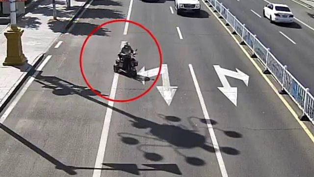 摩托车随意变道被撞还得负主责！