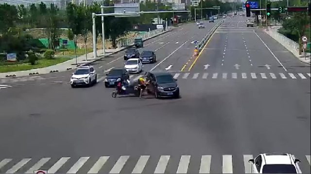 三轮车闯红灯被撞飞！