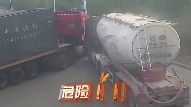 货车闯红灯被撞翻！