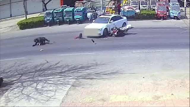 飞驰摩托撞上起步车人仰马翻！