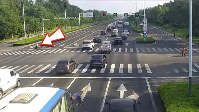 闯红灯直行车辆撞上”鬼探头“