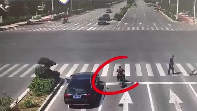 占用机动车道强行左转被撞飞！