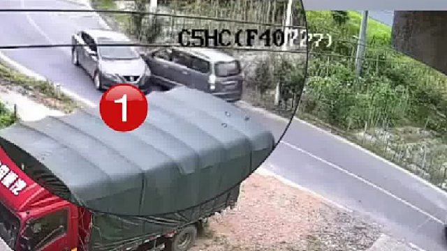 小车弯道逆行操作不当，先擦碰车再撞损民房！