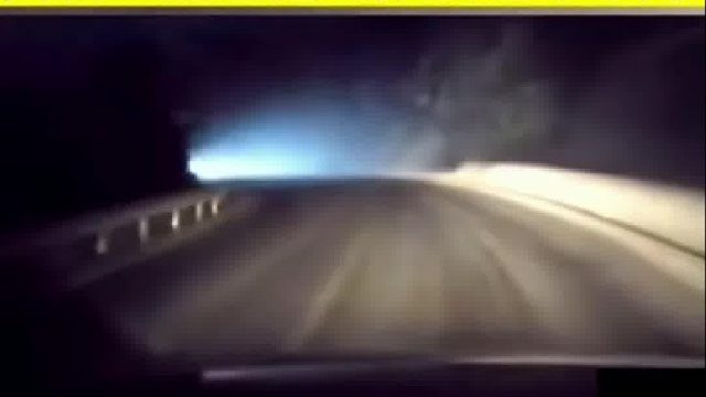 小车深夜遇超强远光灯眼前一花就撞了上去！