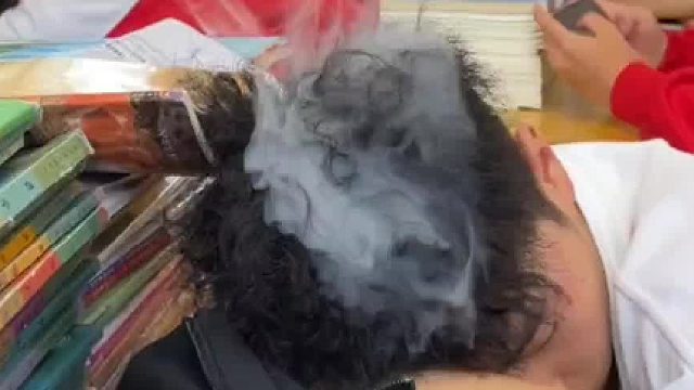 男子在教室里睡觉头发冒烟，这是真CPU烧了。网友：是不是梦里做数学题了…