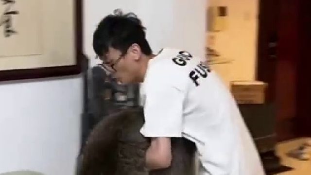 宠物小浣熊胖的圆滚滚，为了让它减肥，主人是下了狠心的！结果一阵运动后，主人比宠物跑的还累