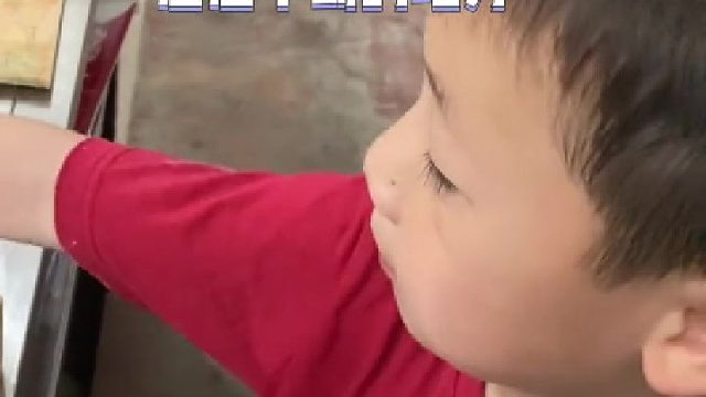 班上进来个小朋友，让他写下自己名字，结果……