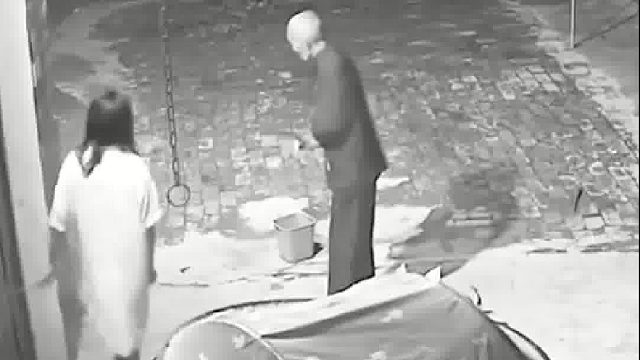 女子的婆爹爹九十多岁两个儿子都不在了...