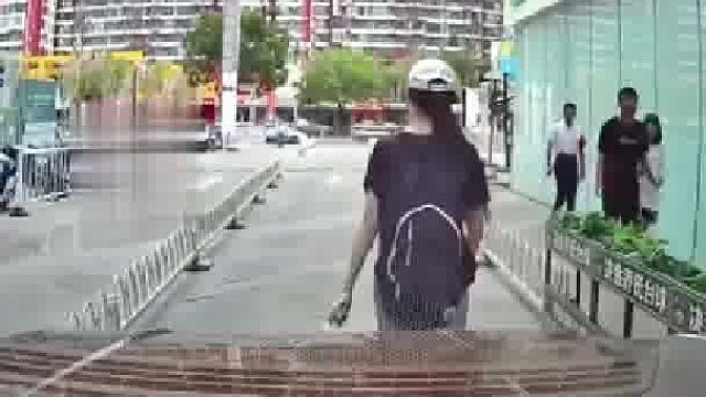 女子走在行车道上挡住去路，司机无奈鸣笛 不料女子直接挡在车前，网友：或许她觉得这是自家客厅吧