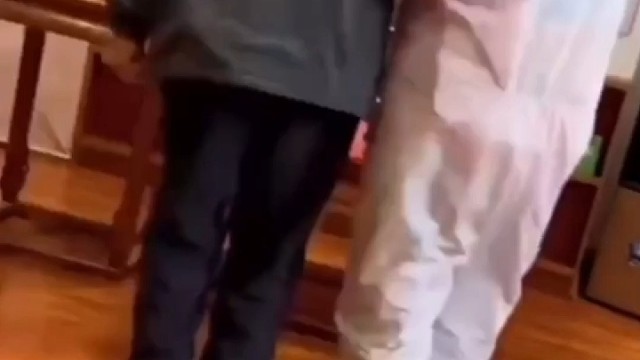 走路不稳需要搀扶吗