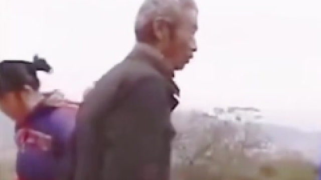 三年前修路不出钱还捣乱 如今他儿子结婚 村民集体拦路不让过